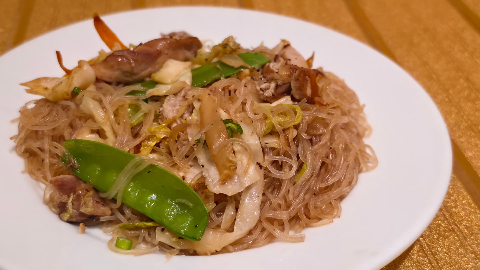 Pancit canton, one of the rotating Espesyal dishes — noodles with chicken, mangetout and cabbage.